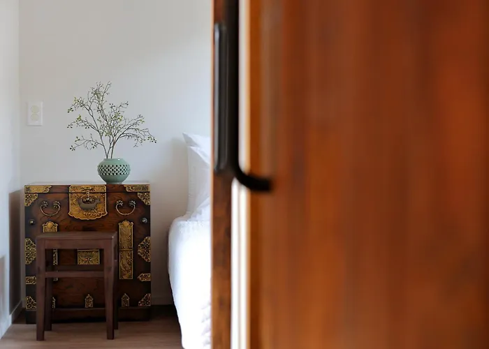 Premium Modern Bukchon Hanok Ubojae 牛步齋 Slow Walk In Bukchon *