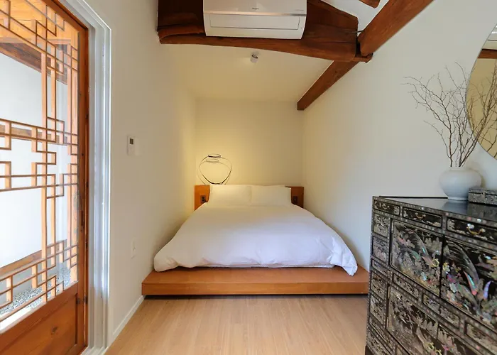 Premium Modern Bukchon Hanok Ubojae 牛步齋 Slow Walk In Bukchon Seoul