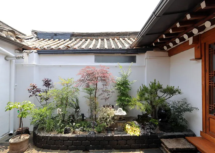 Premium Modern Bukchon Hanok Ubojae 牛步齋 Slow Walk In Bukchon Seoul