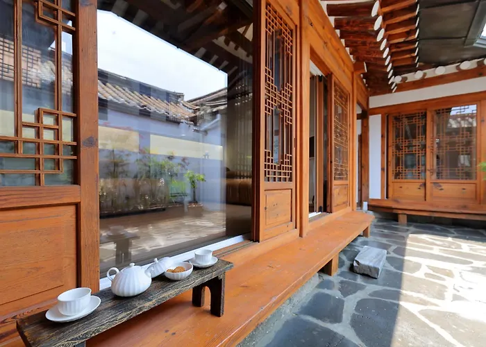 Premium Modern Bukchon Hanok Ubojae 牛步齋 Slow Walk In Bukchon
